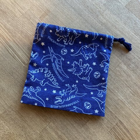 恐竜(ブルー)柄片コップ袋17×１７折りマチ6センチ片ひも☆巾着袋
