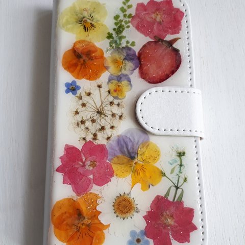 押し花、イチゴのスマホケース