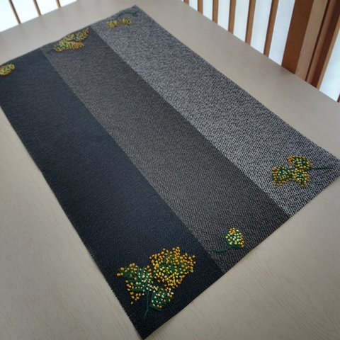 ミモザの花の手刺繍ランチョンマット