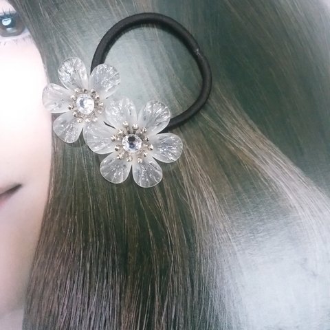 大人可愛い💓スワロフスキーとすりガラス風の花咲くヘアゴム