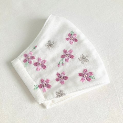 きれいめ　桜の刺繍　大人用　ダブルガーゼのマスク