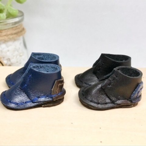 革細工　ミニチュア縫いブーツ　一足　miniature boots.