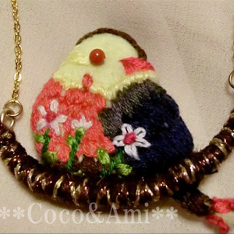 ゆらゆら鳥の刺繍ネックレス(ピンク)