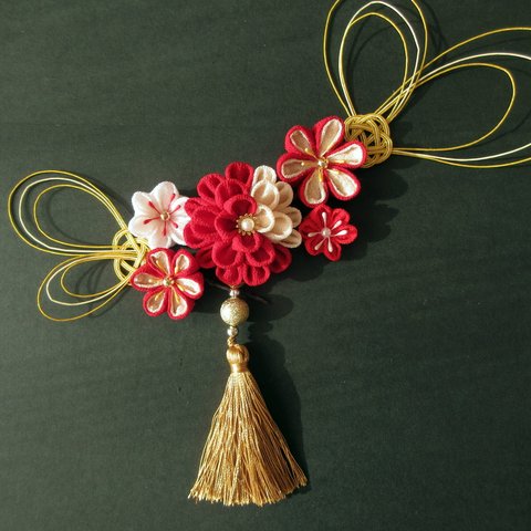 成人式髪飾り　❀梅型の水引と花々❀《赤》　つまみ細工　和装　卒業式　七五三