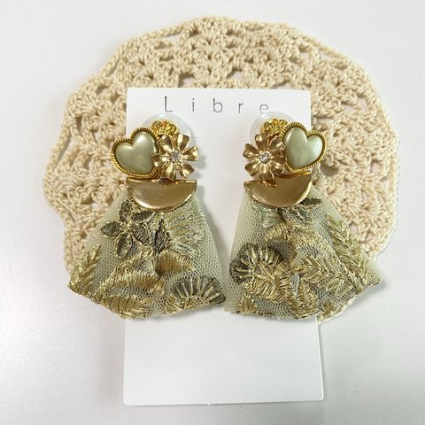 カーキの刺繍リボンピアス