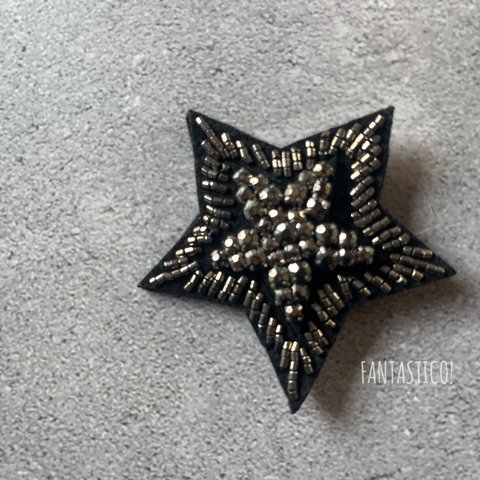 キラキラ星型ビーズ刺繍ブローチ❤️デリカビーズステッチ ラインストーン プレゼントプチギフト スターヒトデ 手刺繍