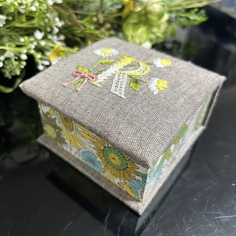 イニシャル手刺繍のbox『Ｒ』