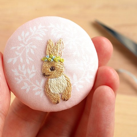 ” ちょっこり ” うさぎブローチ 刺繍キット