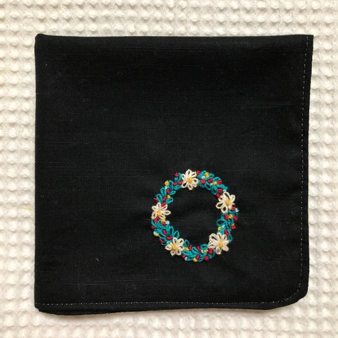 コットンの刺繍ハンカチ☆小花のリース