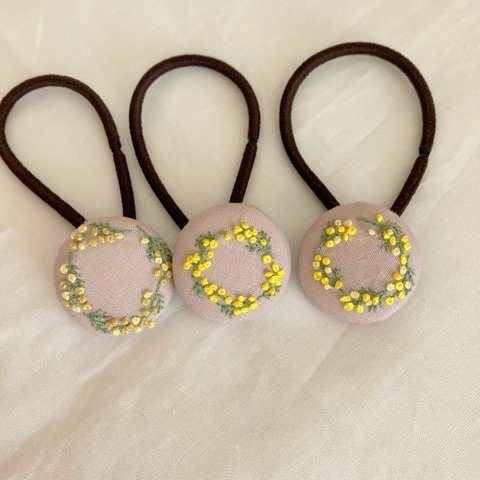 ミモザリース刺繍🌼くるみボタンヘアゴム