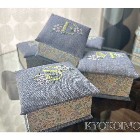 【オーダー】イニシャル手刺繍入りのBOX　淡いブルー