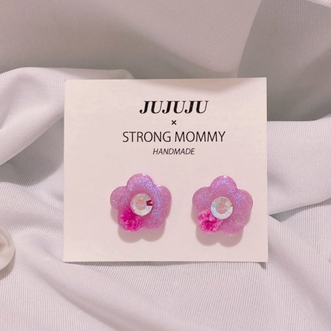 🌸人気のお花型×かすみ草×キラキラストーン🌸🤩樹脂ピアス