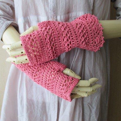 ピンク色の透かし編み指なし手袋
