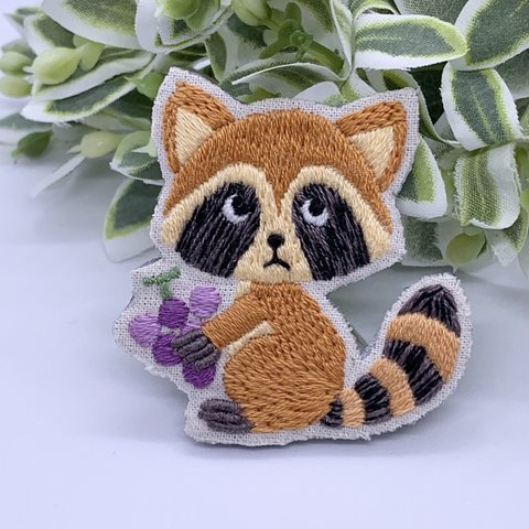 アライグマの手刺繍ブローチ