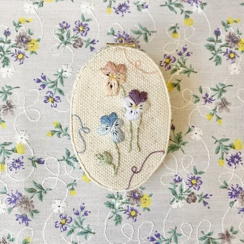 刺繍枠風ブローチ / ビオラ / 刺繍 / コサージュ