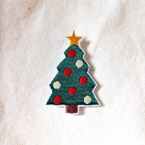 刺繍ブローチ　「クリスマスツリー」