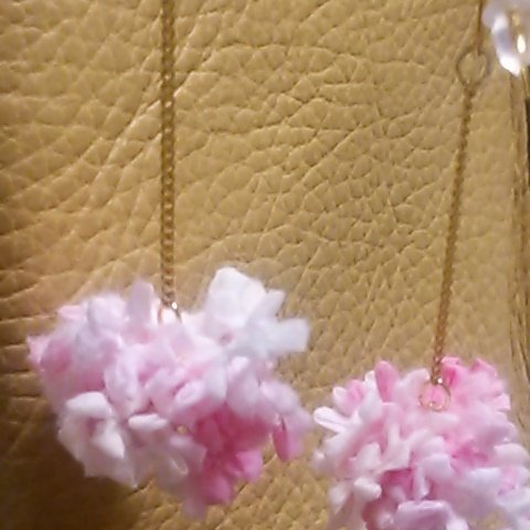 ゆらゆら ふわふわピンク 小さなお花みたいなイヤリング  