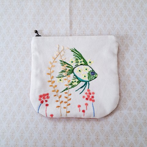 【haha-no-shisyu】刺繍のぺたんこファスナーポーチ（金魚鉢）