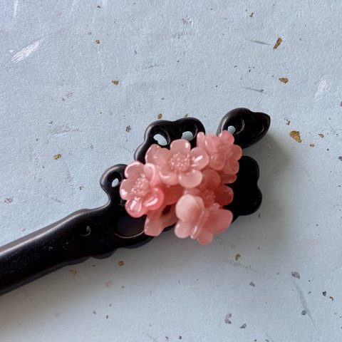 翡翠の花　黒檀透かし彫りのかんざし　珊瑚色