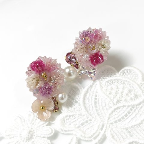 新作♡NEWアイテム ハンドメイド レジン ピアス 花 リボン ピンク 春 ビーズ（下向き防止キャッチ付き）