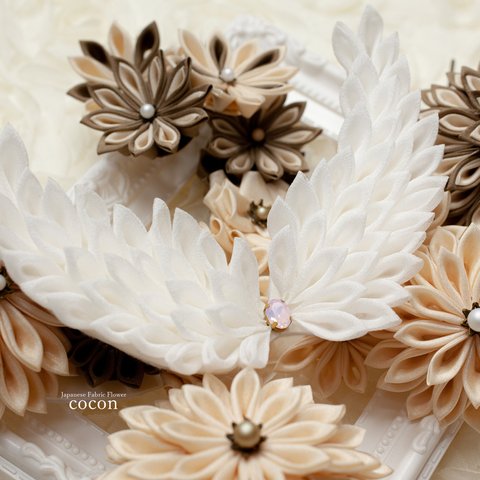 つまみ細工の天使のネックレス（ホワイト・ピンクオパール）　和洋折衷コーデや和ロリータさんにおススメ　シルクシフォンでふんわり可愛いネックレス　スワロフスキーがキラキラ