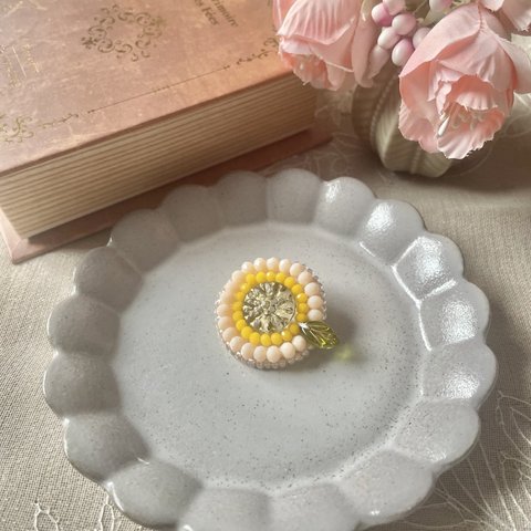 春のアンティーク調花ブローチ🏵ビーズ刺繍