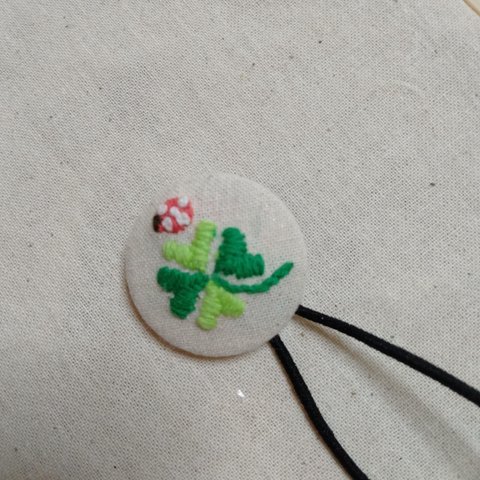 刺繍！クローバーとてんとう虫のヘアゴム