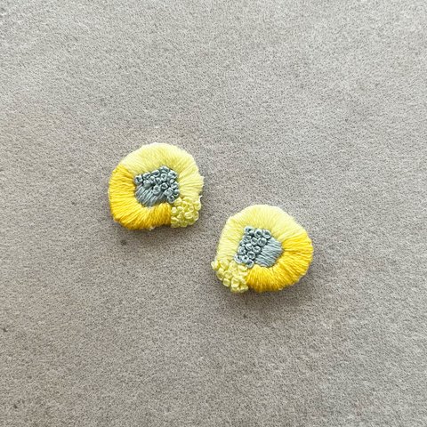 lemon×gray刺繍ピアス