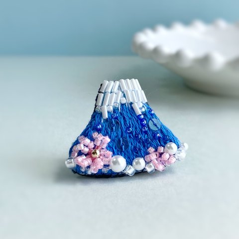 富士山 と 桜のミニ ブローチ　ビーズ刺繍　オートクチュール刺繍　手刺繍　日本