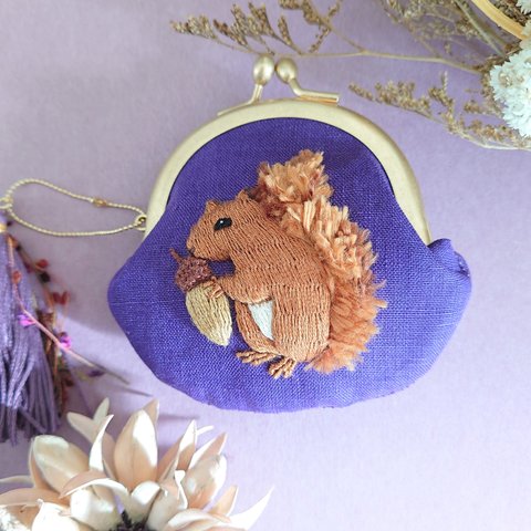 【手刺繍】ふわふわしっぽのリス　小さながま口