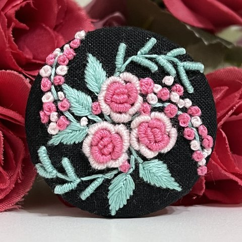 刺繍ブローチ　ヘアゴム　手刺繍　プレゼント　ハンドメイド