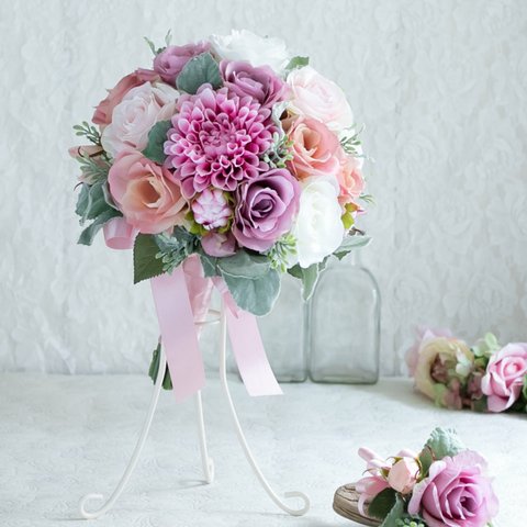 【ウェディングブーケ】白バラとふんわりピンクのバラ・ダリアの大人かわいいラウンドブーケ・ブート二ア付（CB0005）