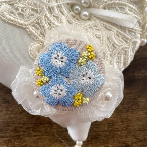 刺繍ブローチorヘアゴム✳︎ネモフィラとミモザ