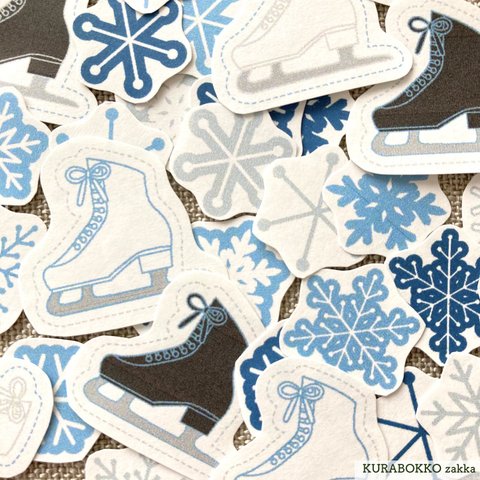 フィギュアスケートの靴と雪の結晶のフレークシール（ブルー）