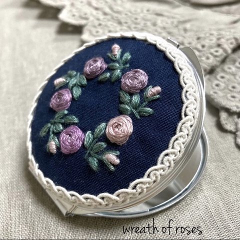 刺繍コンパクトミラー　バラのリース