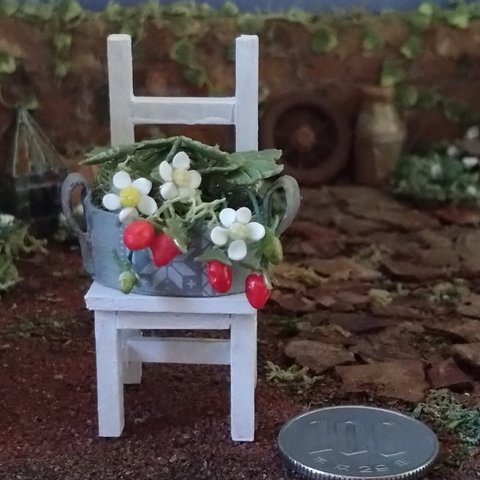 ミニチュアの花「椅子付き、苺のガーデンポット」
