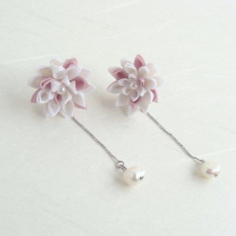 小さなダリアの花と淡水パールのイヤリング/ピアス　pink　つまみ細工　フォーマル　セットのコサージュあります