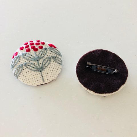 刺繍ブローチ／／赤い花