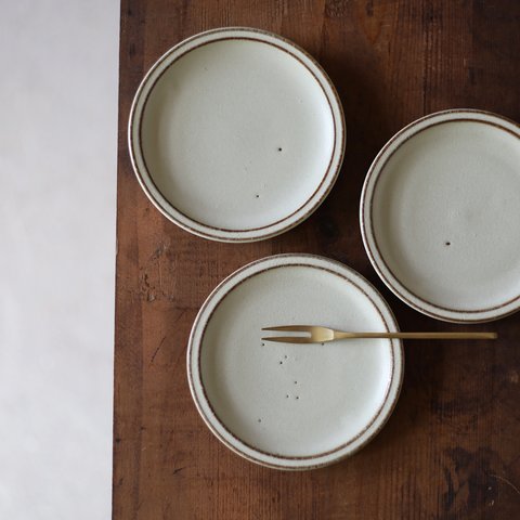 小皿　シンプルな丸の形　やさしい雰囲気の白マット系　ブリム皿　陶器