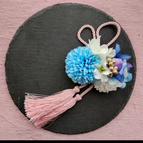 青と白のピンポンマムと桜色のタッセルのモダンな髪飾り　ヘアクリップ