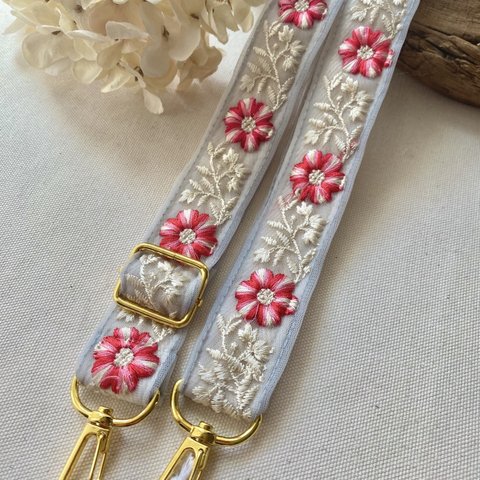 ✴︎再販✴︎お花インド刺繍ショルダーストラップ(ライトブルー)