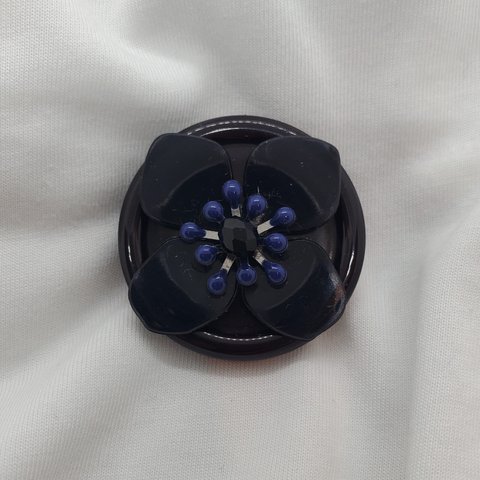 ボタンとお花のブローチ　ブラック