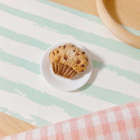 ふんわりチョコチップマフィンな刺繍ブローチ