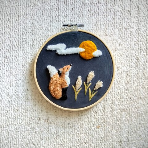 【受注製作】お月見しているキツネ　刺繍　刺繍枠　狐　きつね　十五夜