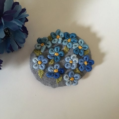 刺繍ブローチ  青いお花