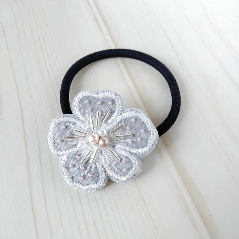 ビーズ刺繍◆オーガンジー刺繍の花のヘアゴム グレーホワイト