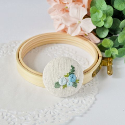 【 ブローチ 】刺繍 くるみボタン ( 3.8cm ) ( ブルー バラ )