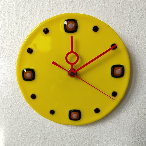 黄色いガラス時計