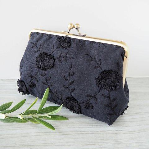 シックな黒の刺繍がま口ポーチflower