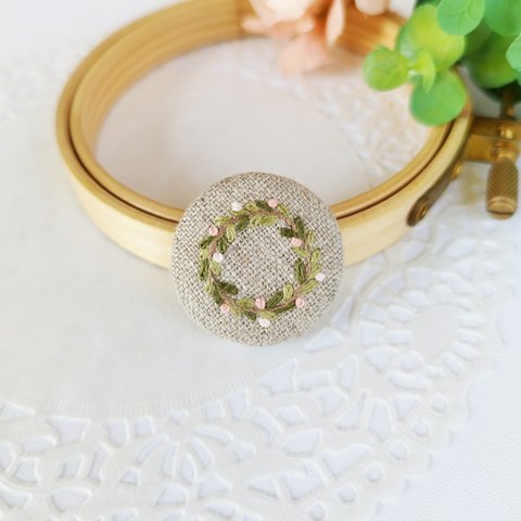 【 ブローチ 】刺繍 くるみボタン